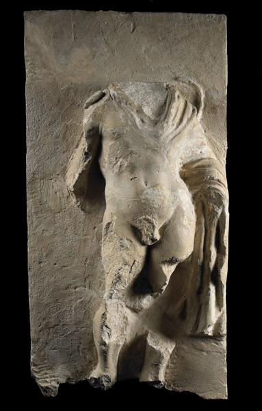 Éphèbe portant la chlamyde sur une stèle de la nécropole d'Aï Khanoum