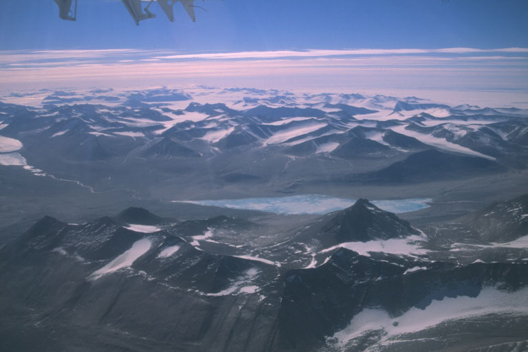 Survol des vallées sèches de l'Antarctique