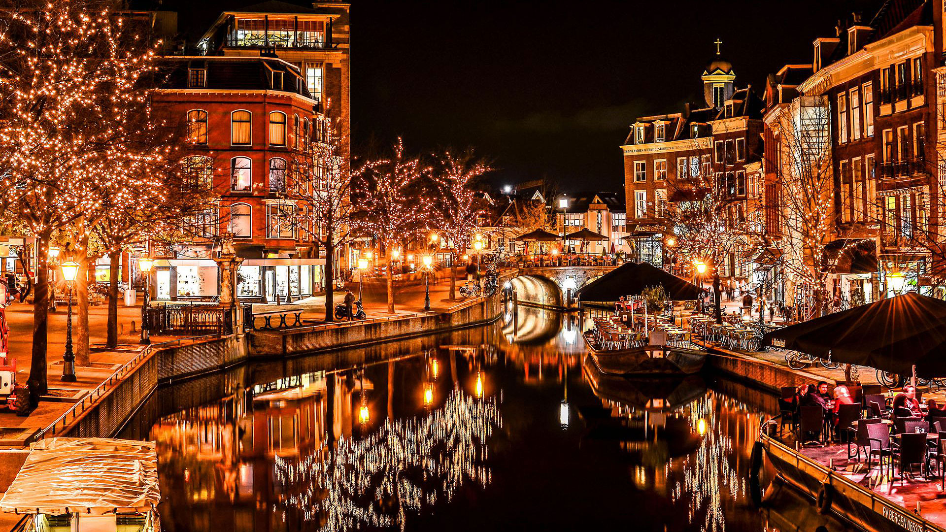 Les canaux illuminés pour Noël, en Hollande. En Hollande, les décorations de Noël sont flamboyantes. Ici le canal central à Leiden. © Meiry Peruch Mezari, CC by-nc 2.0