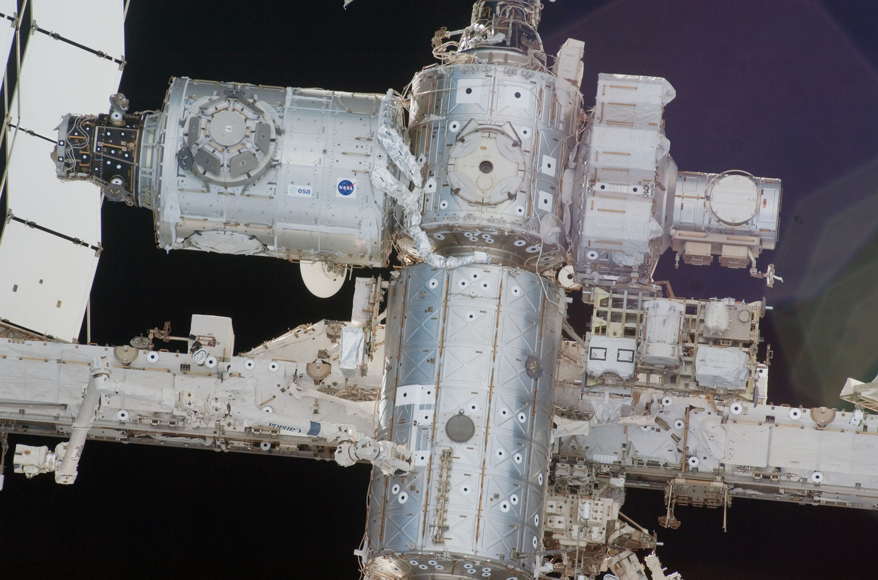 Gros plan sur la partie centrale de l'ISS (février 2010)