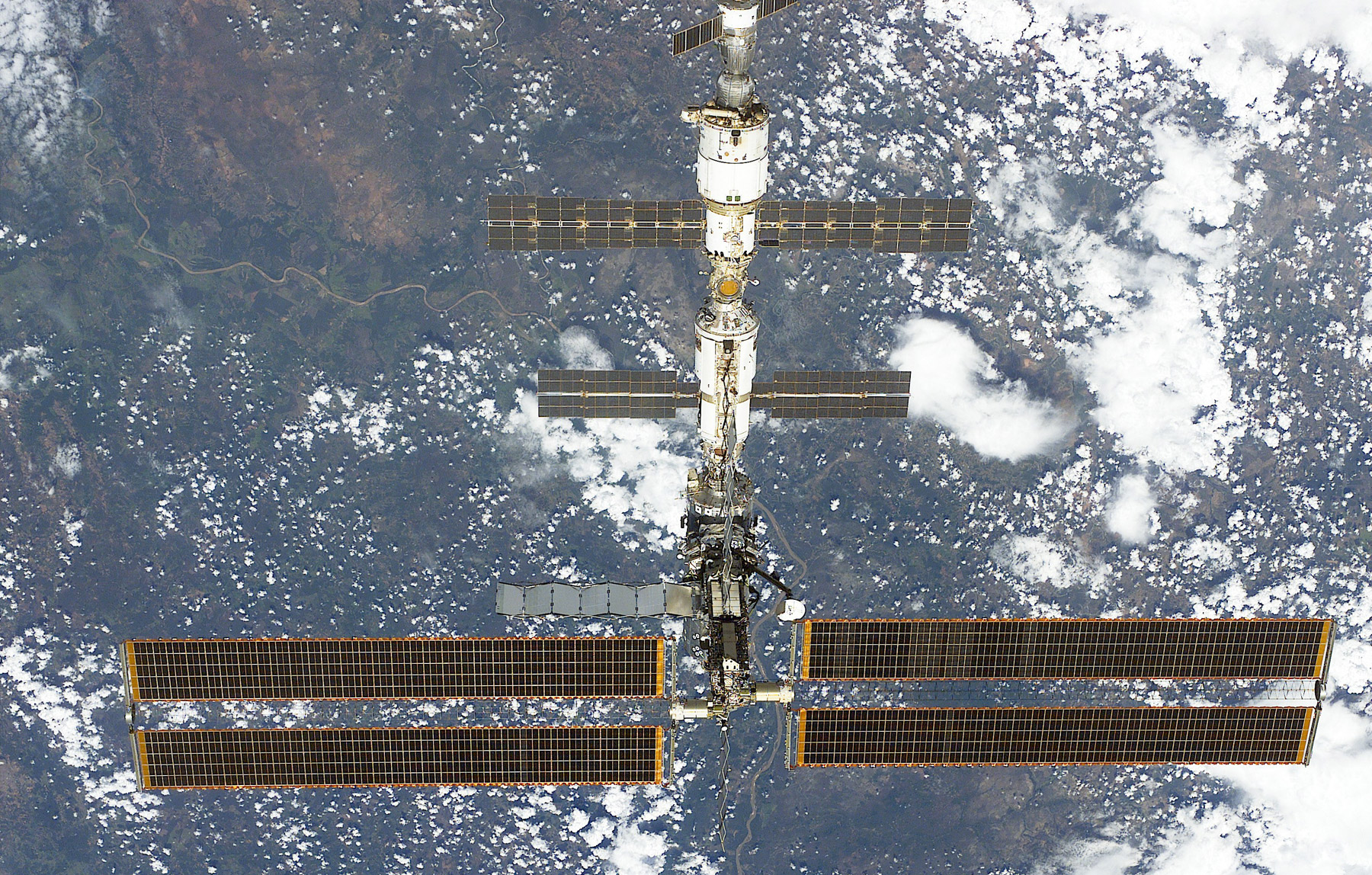 Février 2001, Atlantis s'éloigne de l'ISS à la fin de sa mission