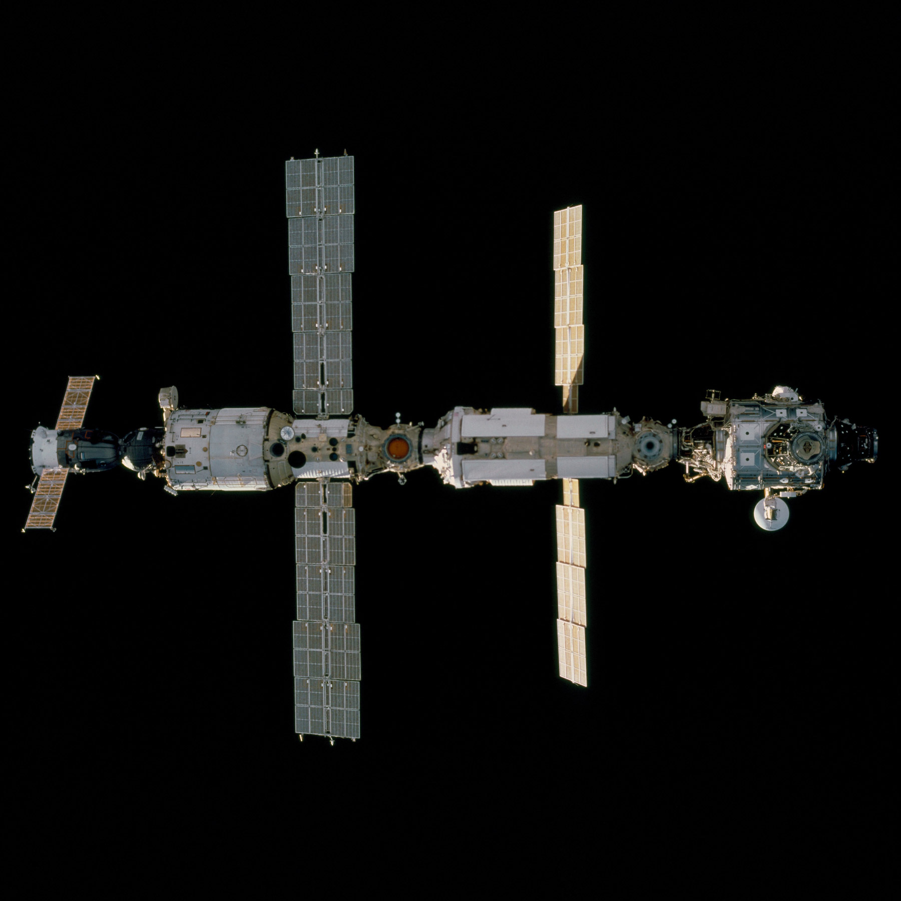 Décembre 2000 : L'équipage de STS-97 vient installer la poutre P6