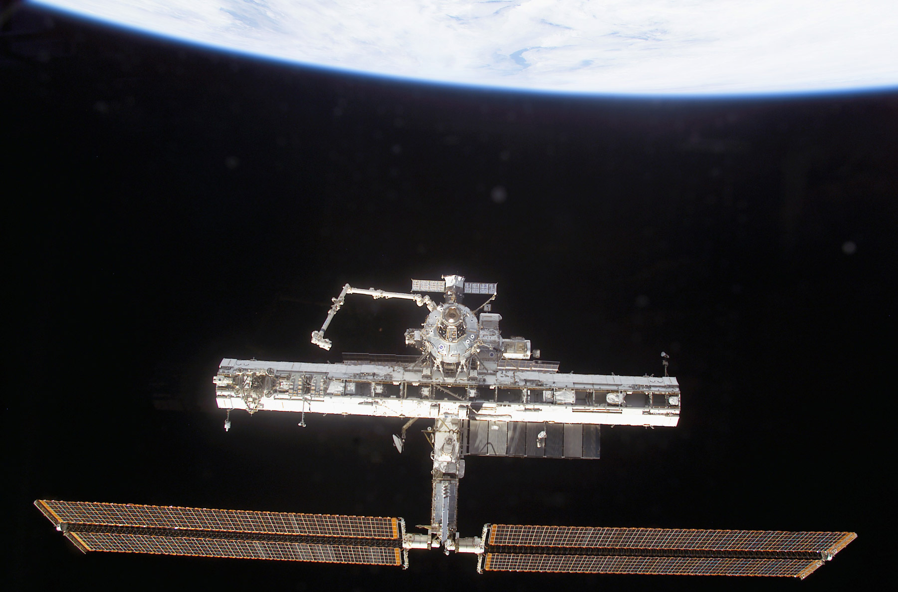 Octobre 2002, la grande poutre de l'ISS prend forme avec déjà 3 sections