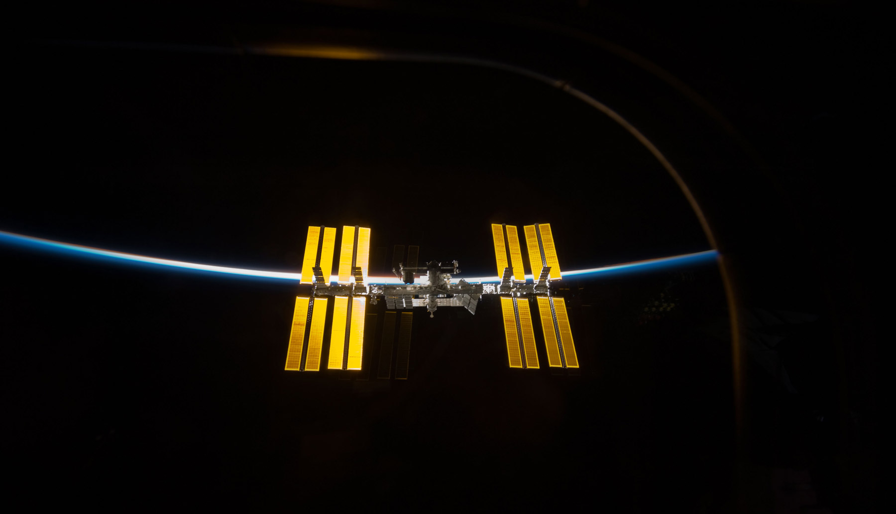 Le Soleil éclaire l'ISS et l'atmosphère (mars 2009)