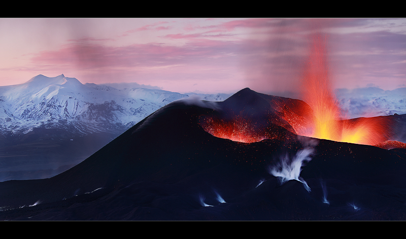 Eruption à Fimmvörðuháls non loin de l'Eyjafjallajökull 2