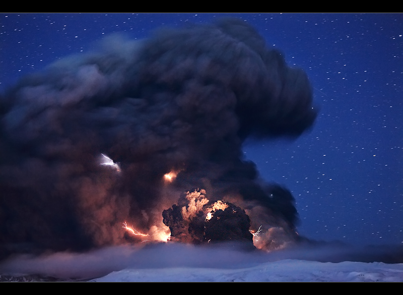 Eruption de l' Eyjafjallajökull : cendres et éclairs de nuit