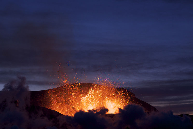 Éruption du volcan Eyjafjöll au niveau du col de Fimmvörðuháls