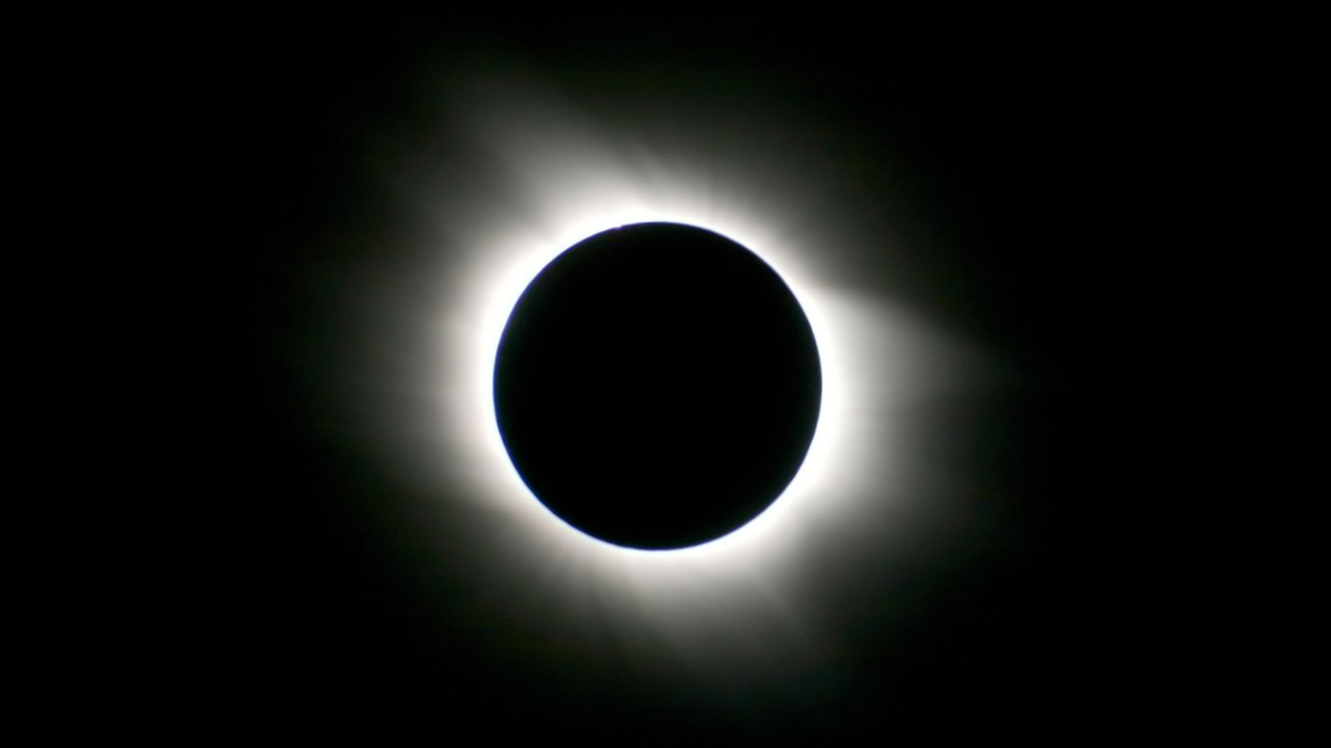 Une magnifique couronne solaire. Lors des éclipses totales il est possible d'admirer la couronne solaire, une immense auréole de lumière. Cette atmosphère solaire s'étend sur plusieurs millions de kilomètres et la température de ce plasma dépasse le million de degrés. © L. Ferrero