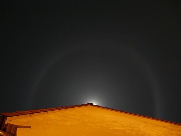 Un halo lunaire provoqué par la réflexion des rayons de la Lune