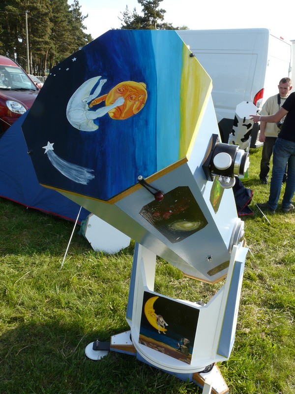 Télescope décoré par un amateur d'astronomie