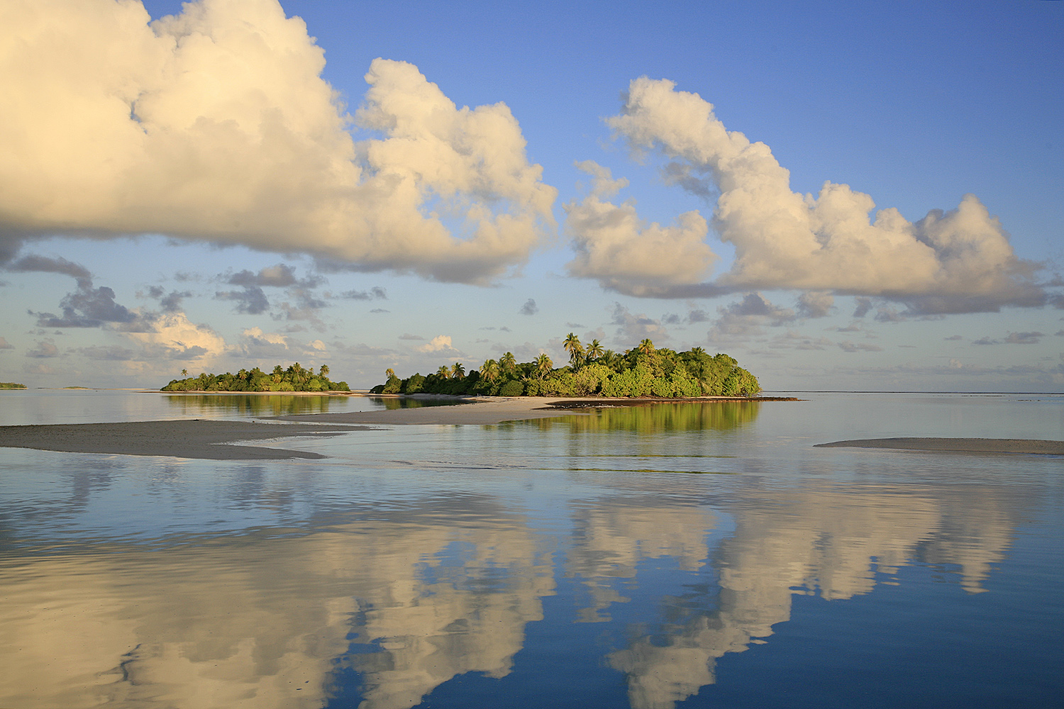 Calme plat sur le lagon, aux Tuamotu