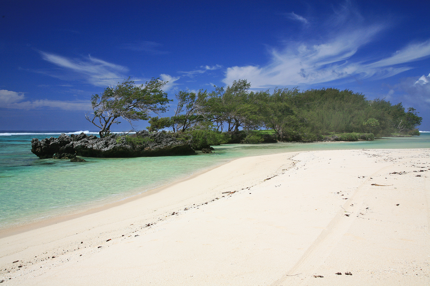 Plage de sable fin à Rimatara, dans l'archipel des Australes