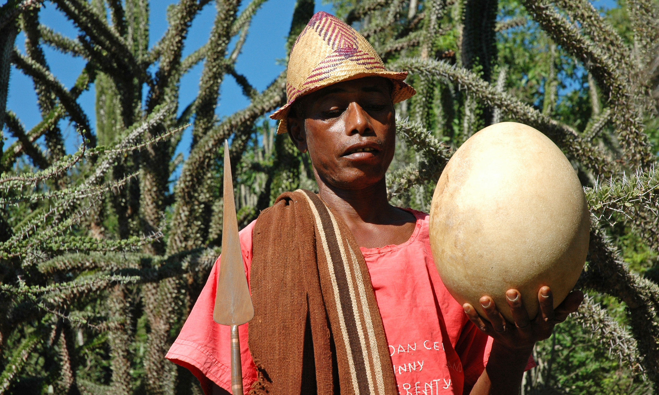 Chef de village malgache avec un œuf d’aepyornis