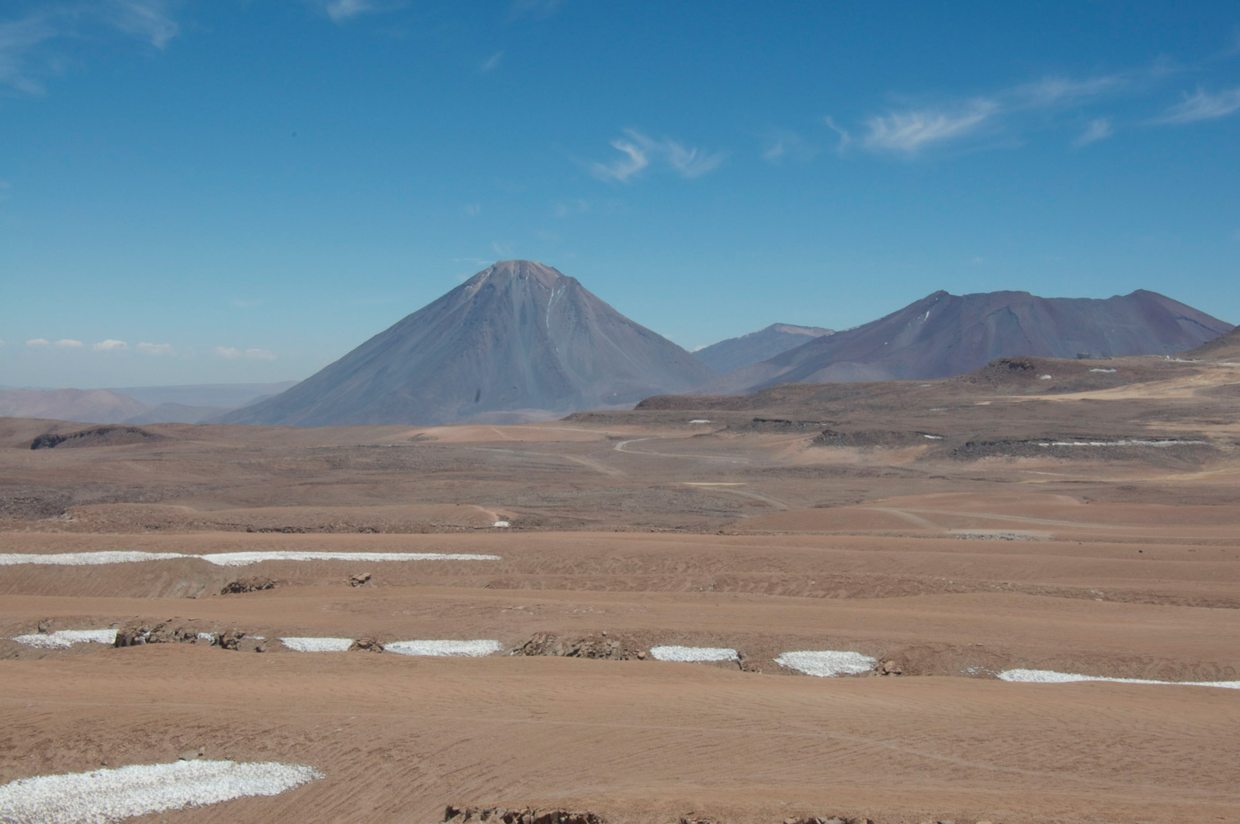 Le Chili est un pays assez exceptionnel, par sa forme longiligne et sa diversité. S'y trouve notamment le désert aride d'Atacama, à plusieurs milliers de mètres d'altitude, clairsemé de volcans gigantesques aujourd'hui éteints pour la plupart. © Rémy Decourt, Futura-Sciences