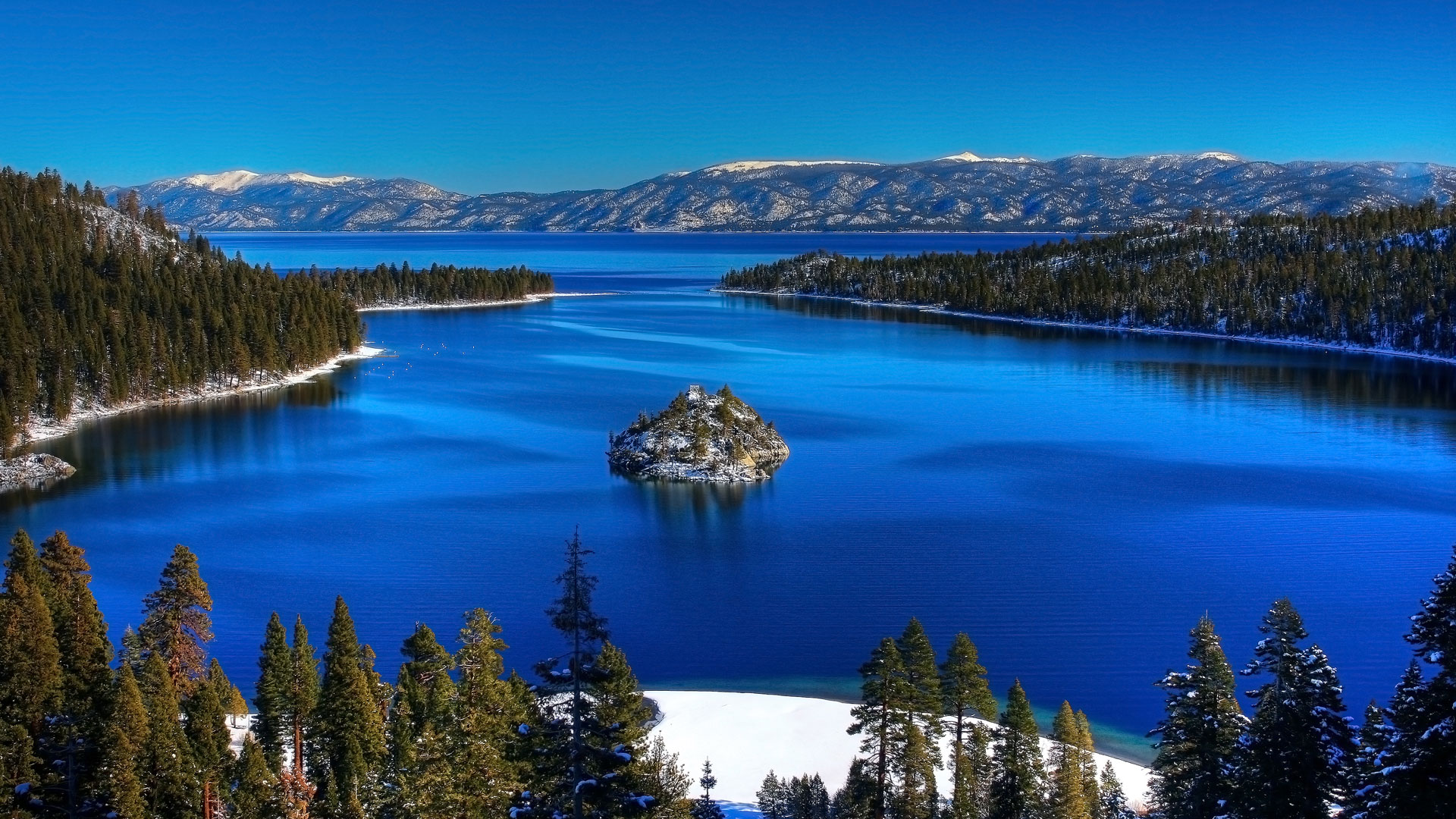 Le lac Tahoe, le plus beau des États-Unis. Situé à la fois en Californie et dans le Nevada, le lac Tahoe n’a rien de comparable en taille avec les Grands Lacs du nord-est des États-Unis, mais les surpasse en beauté, d’après des lecteurs américains sondés par USA Today. © Michael, Wikipédia, cc by 2.0