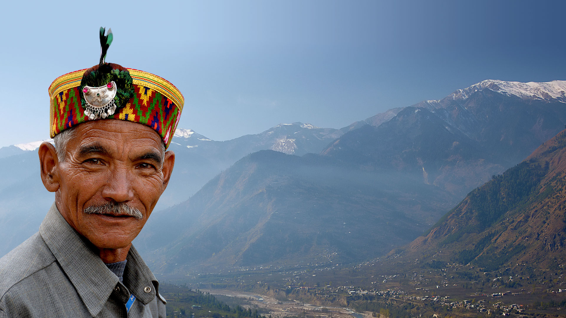 Autochtone devant les montagnes de Kullu, en Inde