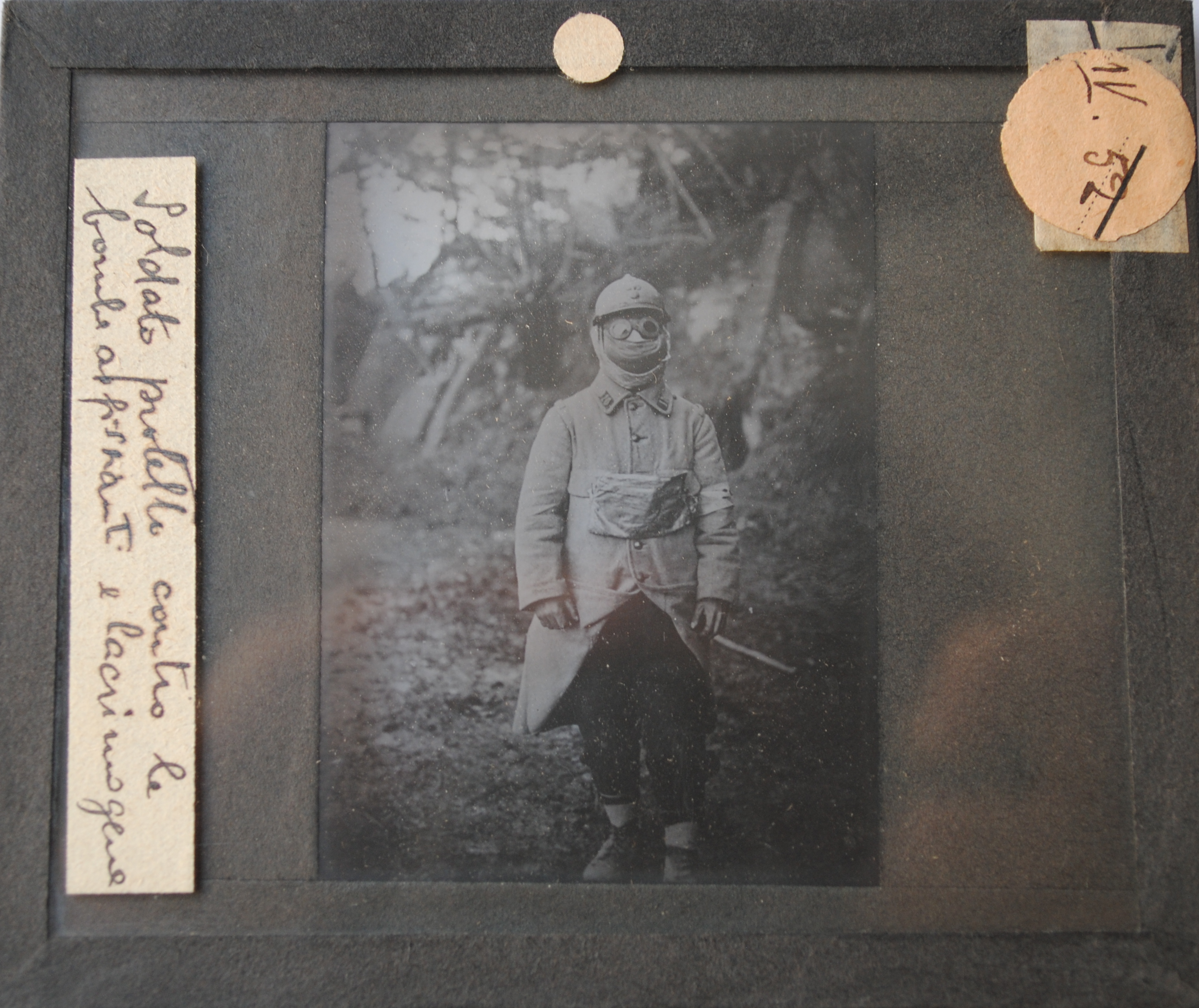 Maladies, froid, faim, manque d'hygiène, la vie du poilu dans les tranchées est un enfer. Plaque photographique d'un soldat protégé contre les gaz de combat de la première guerre mondiale. © Fonds de l'Institut français de Florence