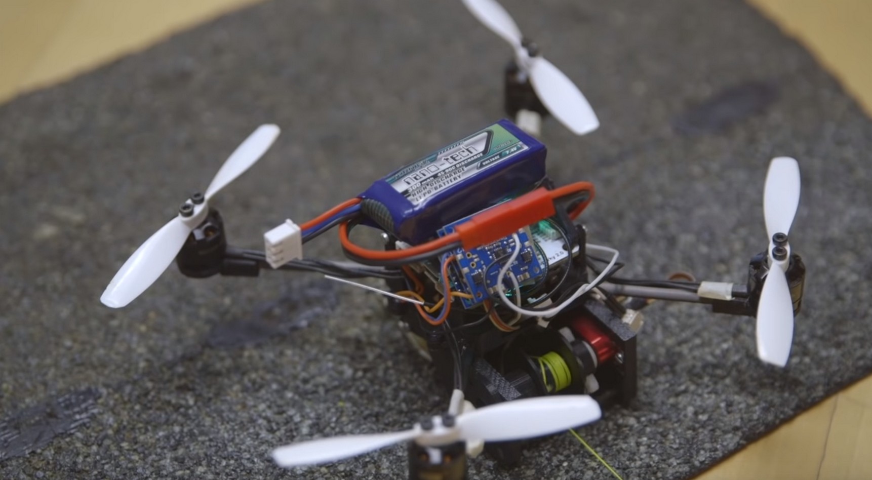 Le FlyCroTug créé par l’université de Stanford et l’EPFL. © Stanford University, EPFL