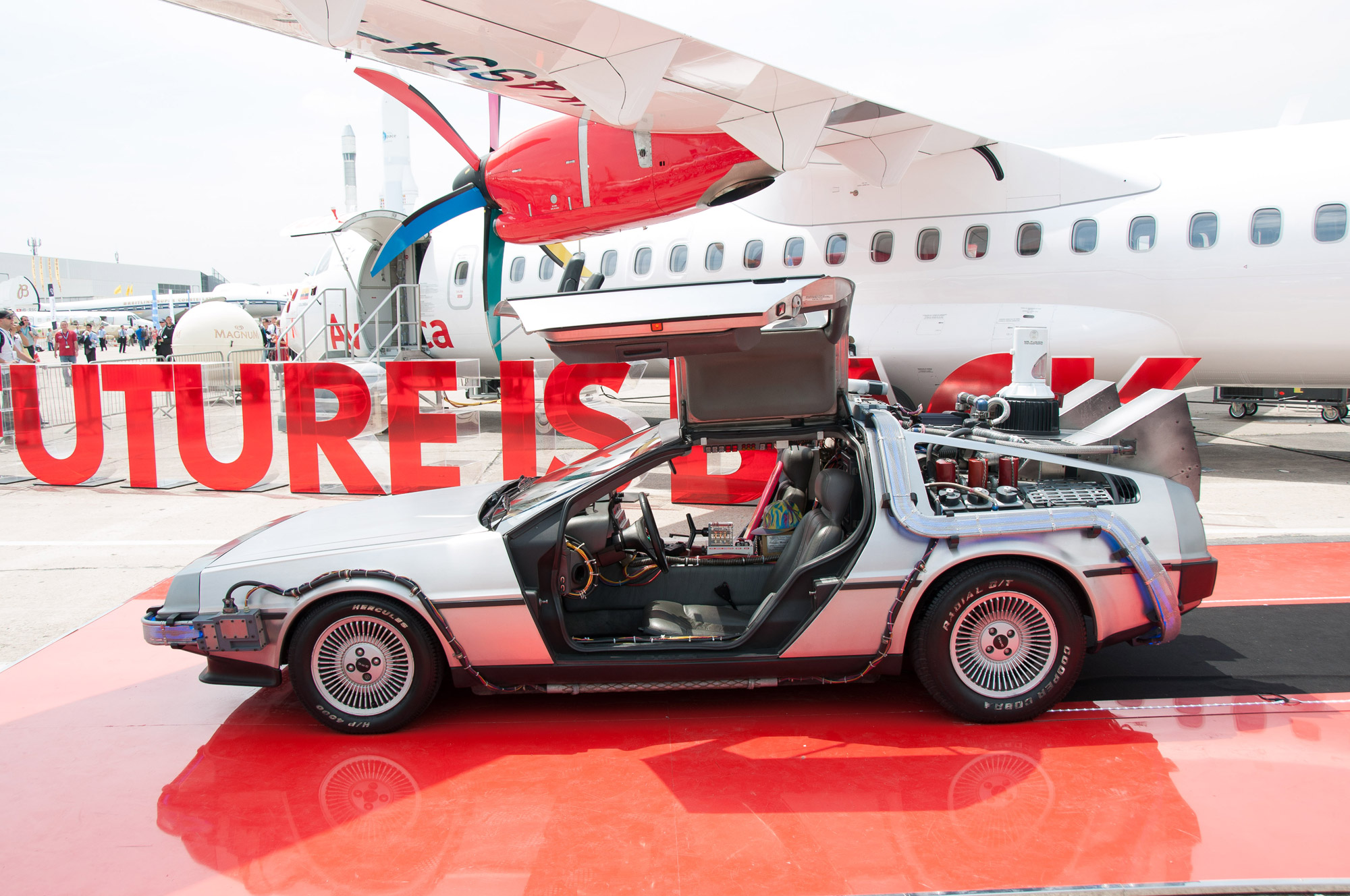 Elle ne vole pas vraiment, mais voyage à travers le temps : La DeLorean de Retour vers le Futur s'expose au Bourget. © Rémy Decourt