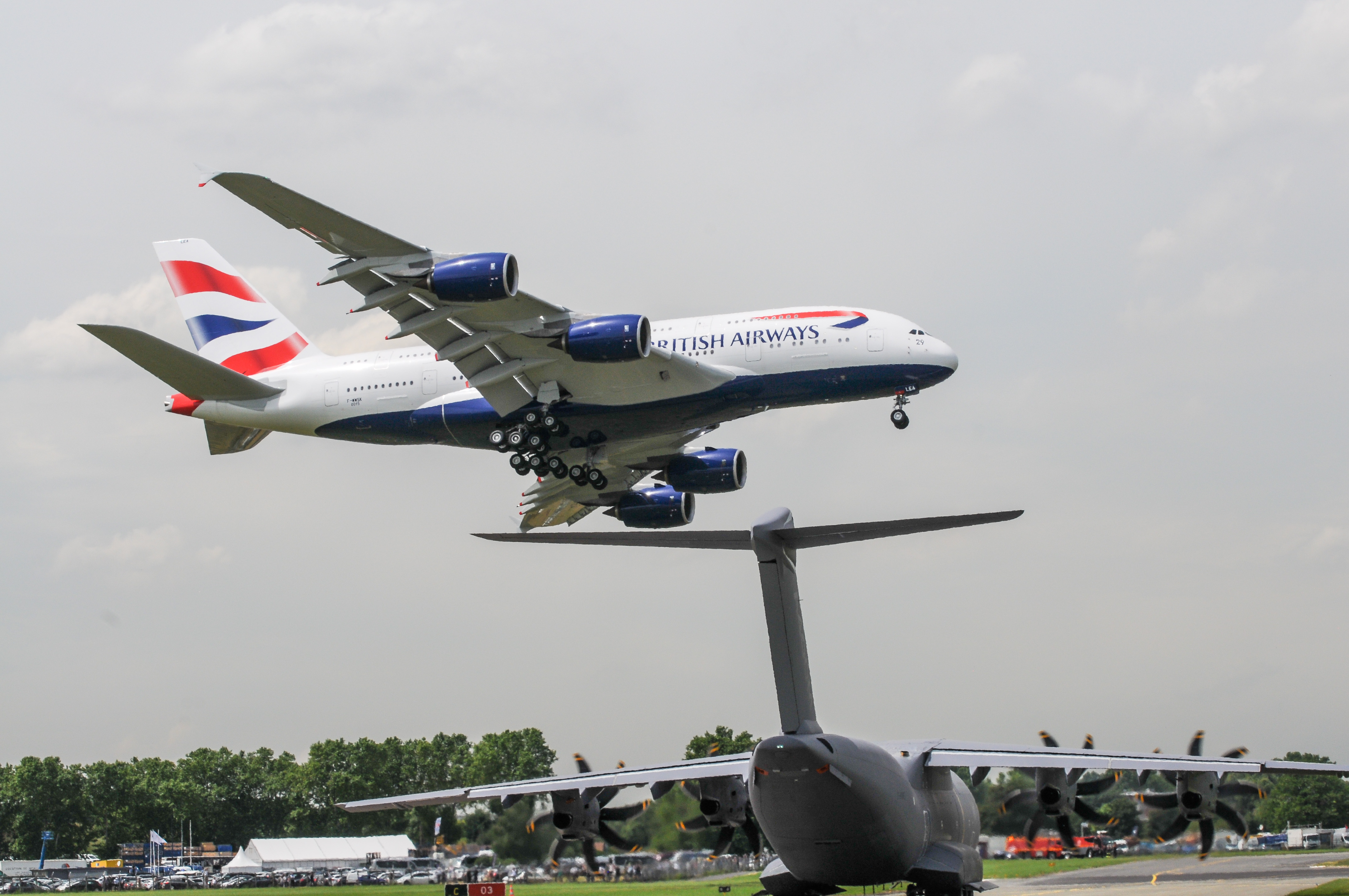 L'A400M décolle pendant que l'A380 atterrit.&nbsp;© Rémy Decourt