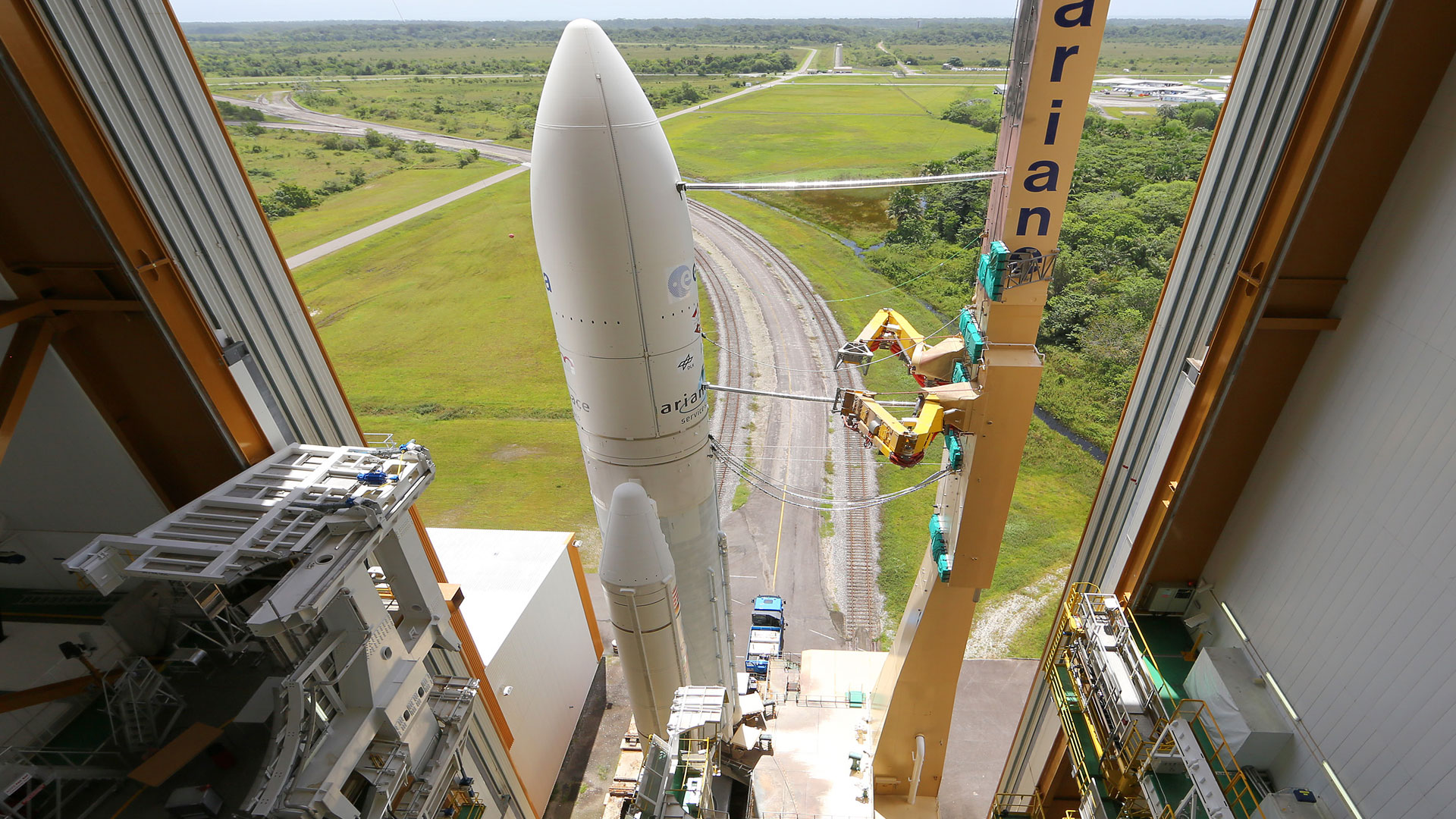 Ariane 1, premier vol. Premier lancement d'une Ariane (Ariane 1) le 24 décembre 1979. Ce premier vol a permis de lancer une charge utile de 1600 kg, contre 10 tonnes aujourd'hui par Ariane 5. Crédtis Cnes / Esa / Arianespace / CSG Service Optique