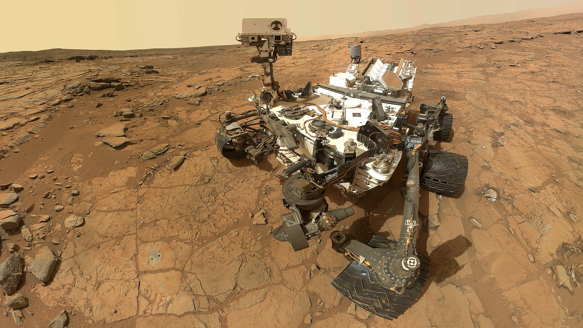 Curiosity : emplacement des caméras. Emplacement des caméras sur le rover. Sept caméras se trouvent sur le mât de Curiosity : 4 caméras en noir et blanc, 2 en couleurs (Mastcam) et RMI (Remote Micro Imager). À l’extrémité du bras robotisé se trouve Mahli (Mars Hand Lens Imager) qui doit réaliser des clichés du sol martien. D’autres caméras (Hazcams : Hazards-Avoidance Cameras) sont destinées à l’évitement des dangers. À l’arrière du rover : Mardi (Mars Descent Imager). © Nasa, JPL-Caltech