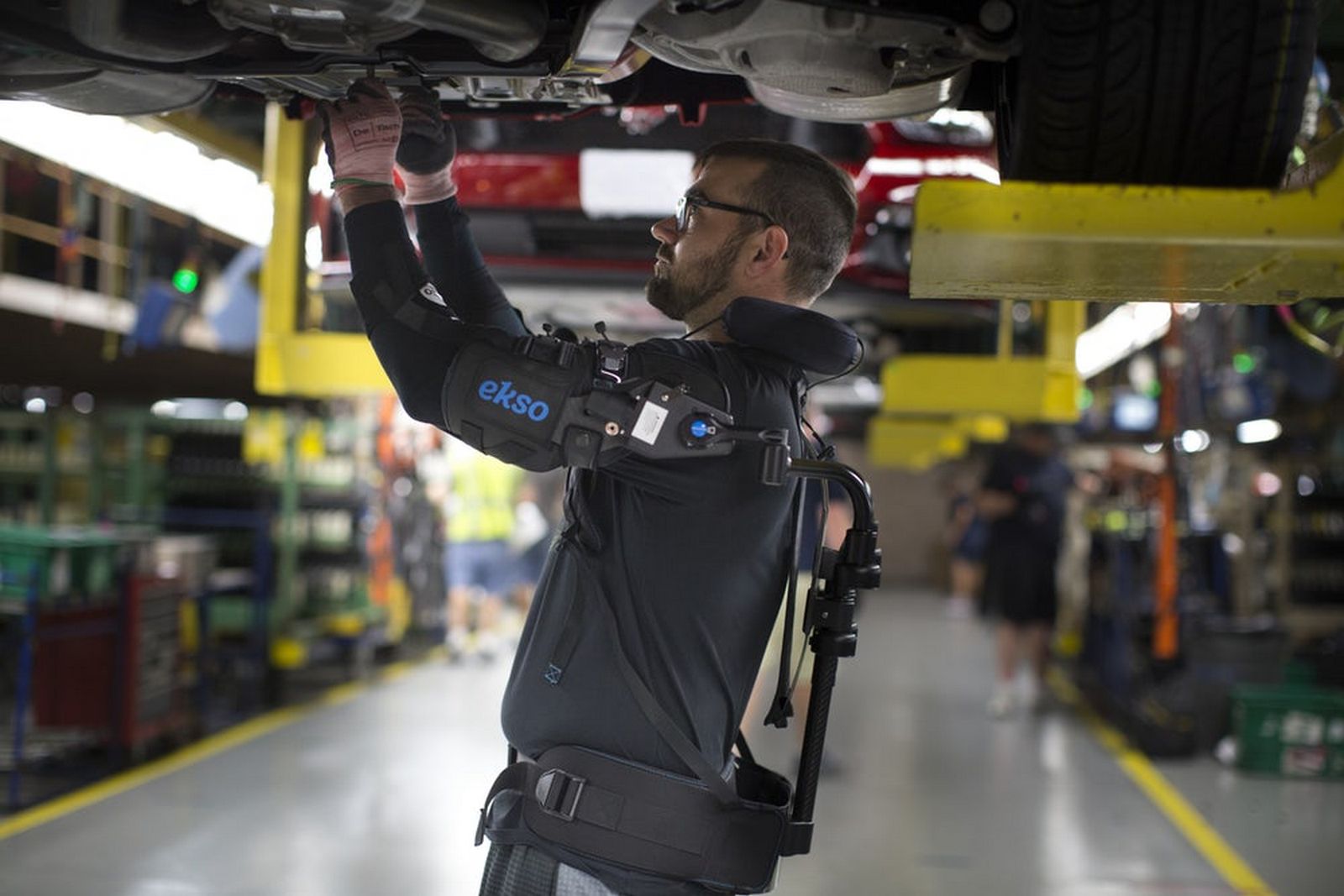 L’exosquelette EksoVest est fourni par Ford à certains de ses ouvriers qui doivent travailler fréquemment avec les bras en l’air. © Ford


