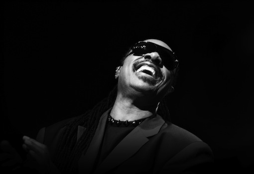 La musicalité de Stevie Wonder a-t-elle bénéficié de son infirmité ? Cette étude montre en tout cas que rester quelque temps dans le noir améliore l’audition… chez la souris. © The Cosmopolitan of Las Vegas, Flickr, cc by nd 2.0