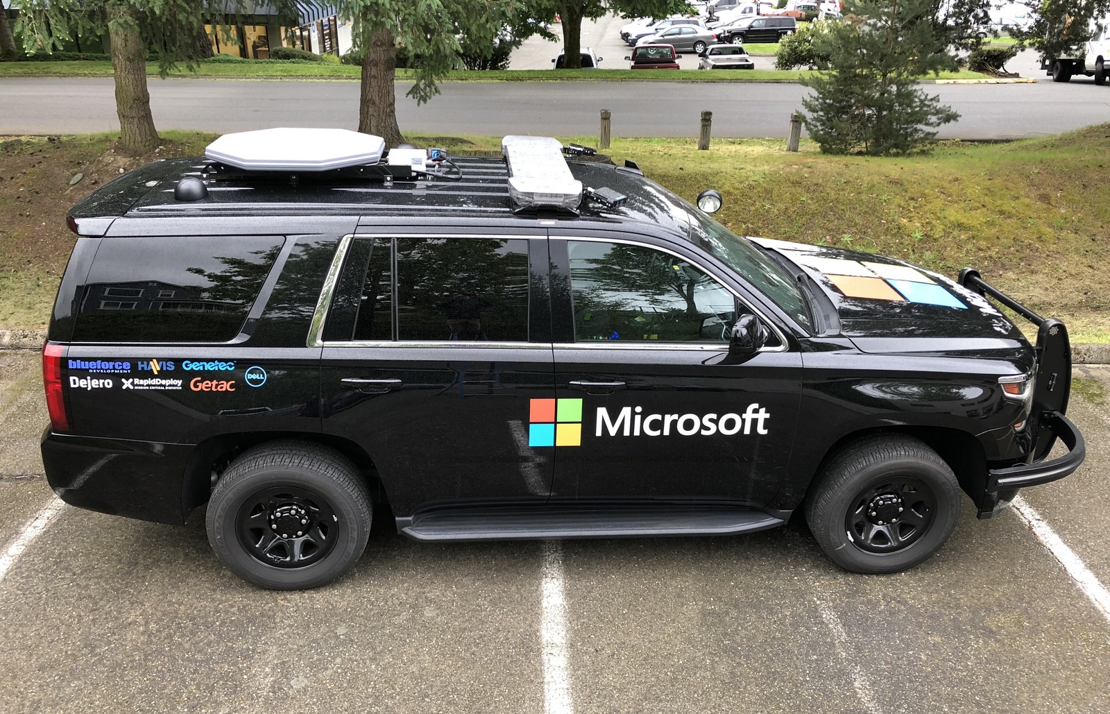 L’un des deux prototypes de SUV équipés du système de communications mobile développé par Microsoft et Kymeta. © Microsoft, Kymeta