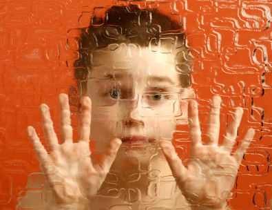 Les personnes autistes ont du mal à interagir avec les autres. Et si un simple spray nasal à base d’ocytocine était la solution ? © hepingting, flickr, cc by sa 2.0