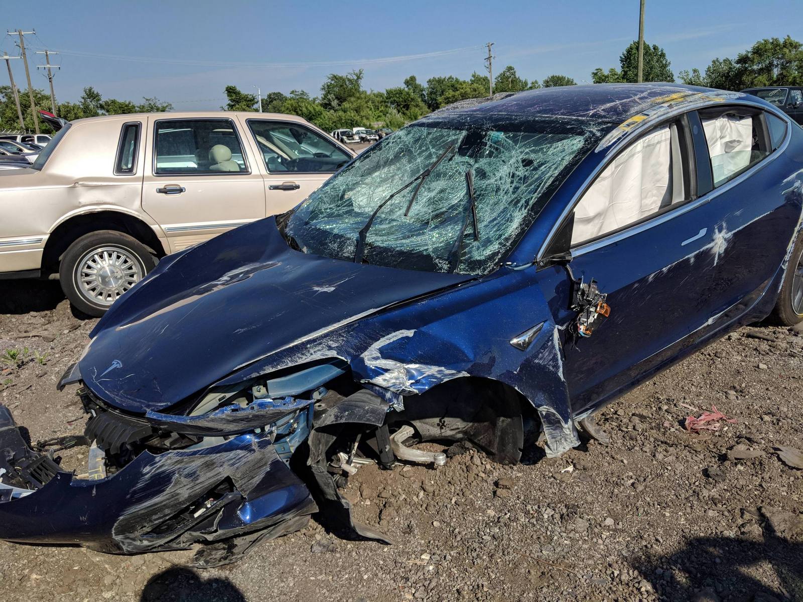 L’épave de la Tesla Model 3 après un terrible accident sur l’autoroute. La caisse a particulièrement bien résisté à plusieurs tonneaux. © StapleGun