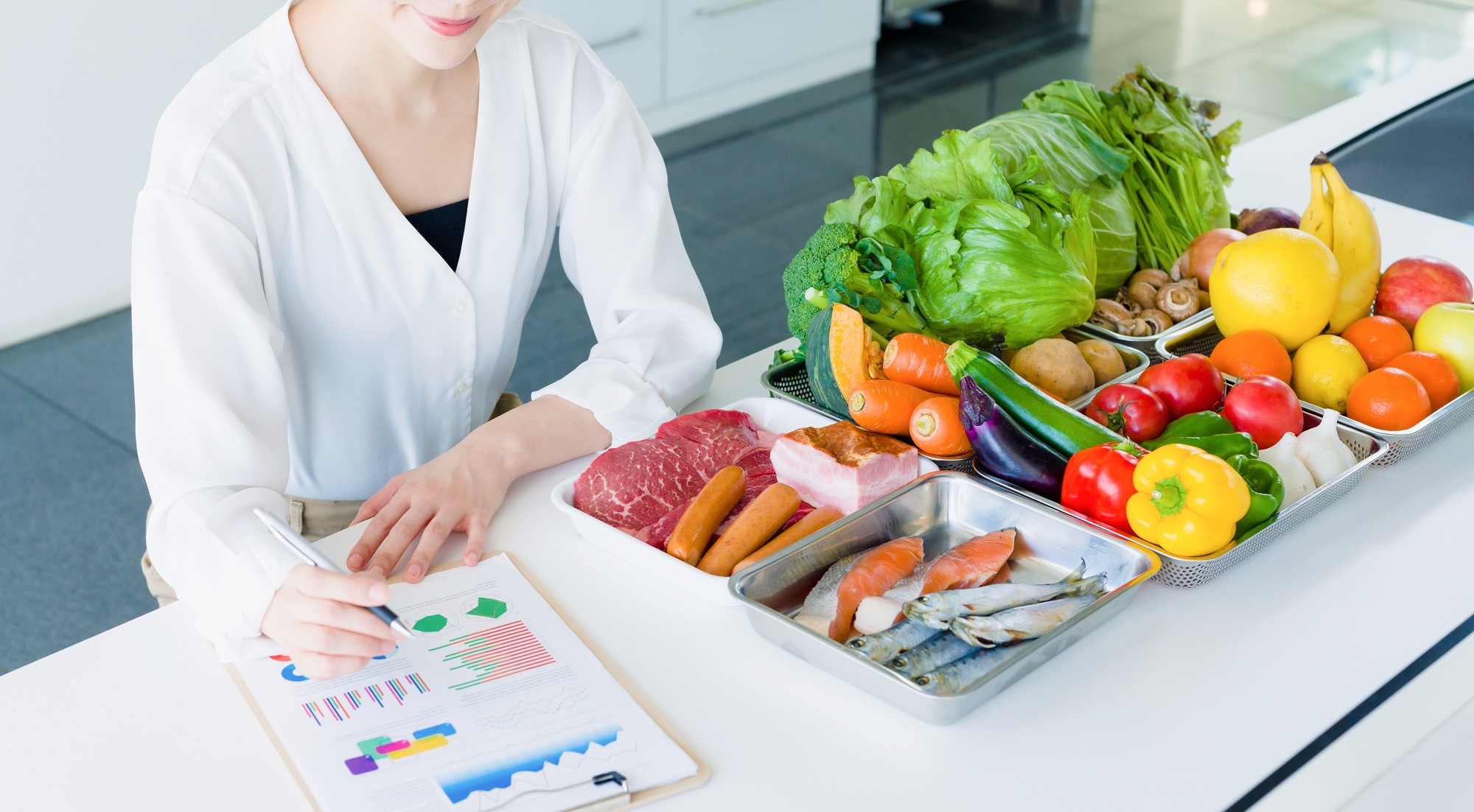 Professionnel du secteur paramédical, le diététicien est un spécialiste de la nutrition et de l'équilibre alimentaire. © metamorworks, Adobe Stock.