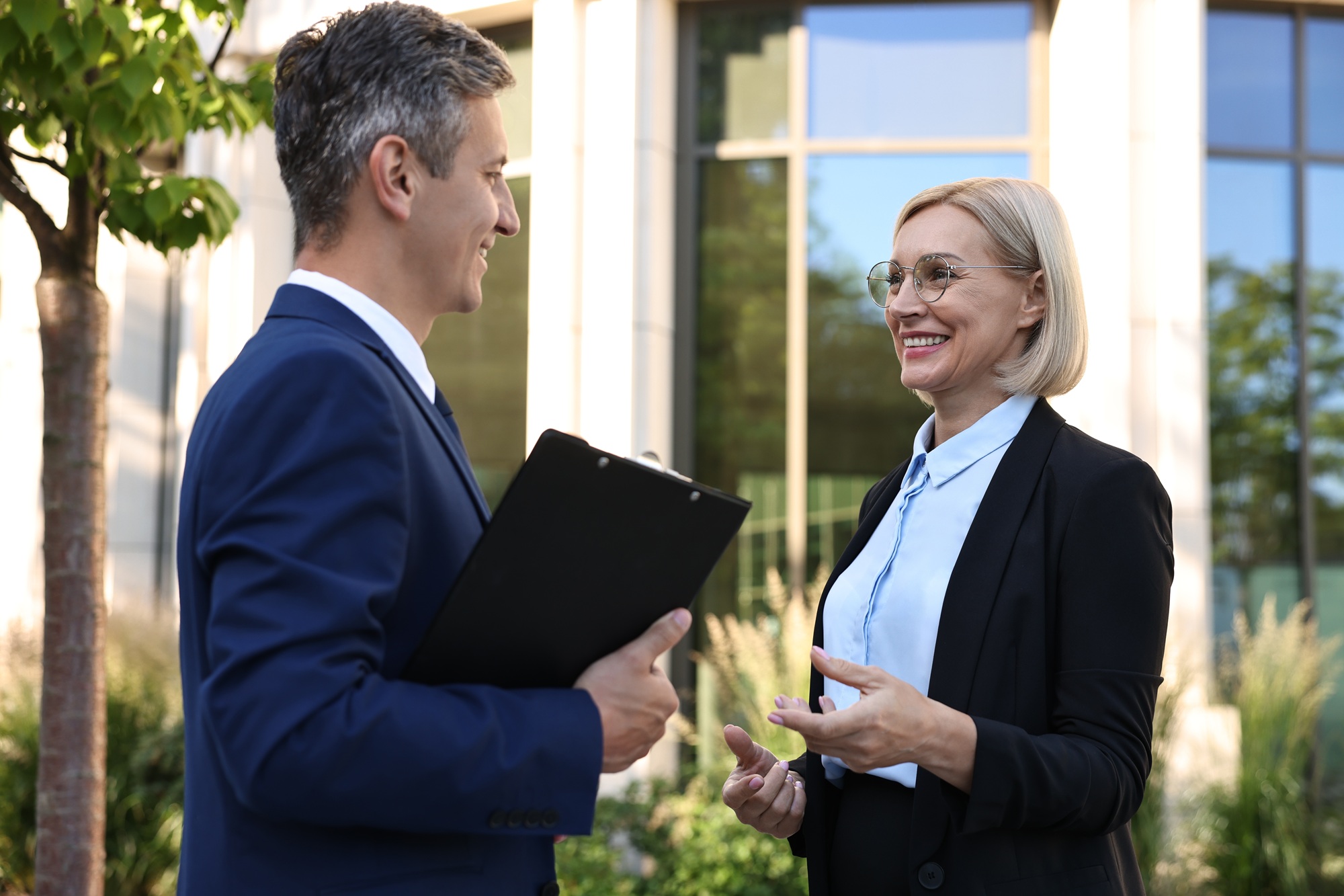 Un diplomate doit promouvoir sont pays à l'étranger et réussir à conclure des accords bilatéraux ou multilatéraux dans différents domaines, qu'ils soit économiques, culturels ou politiques. © New Africa, Adobe Stock.