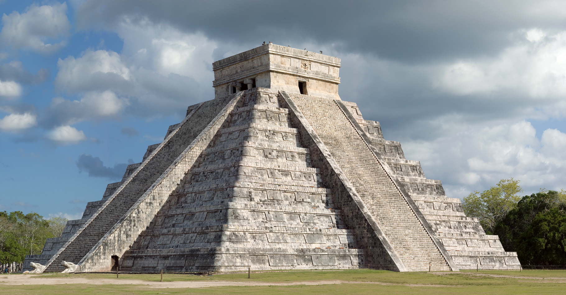 Pyramide à degrés de la cité postclassique Maya de Chichén Itzá. © Fcb981, CC by-sa 3.0