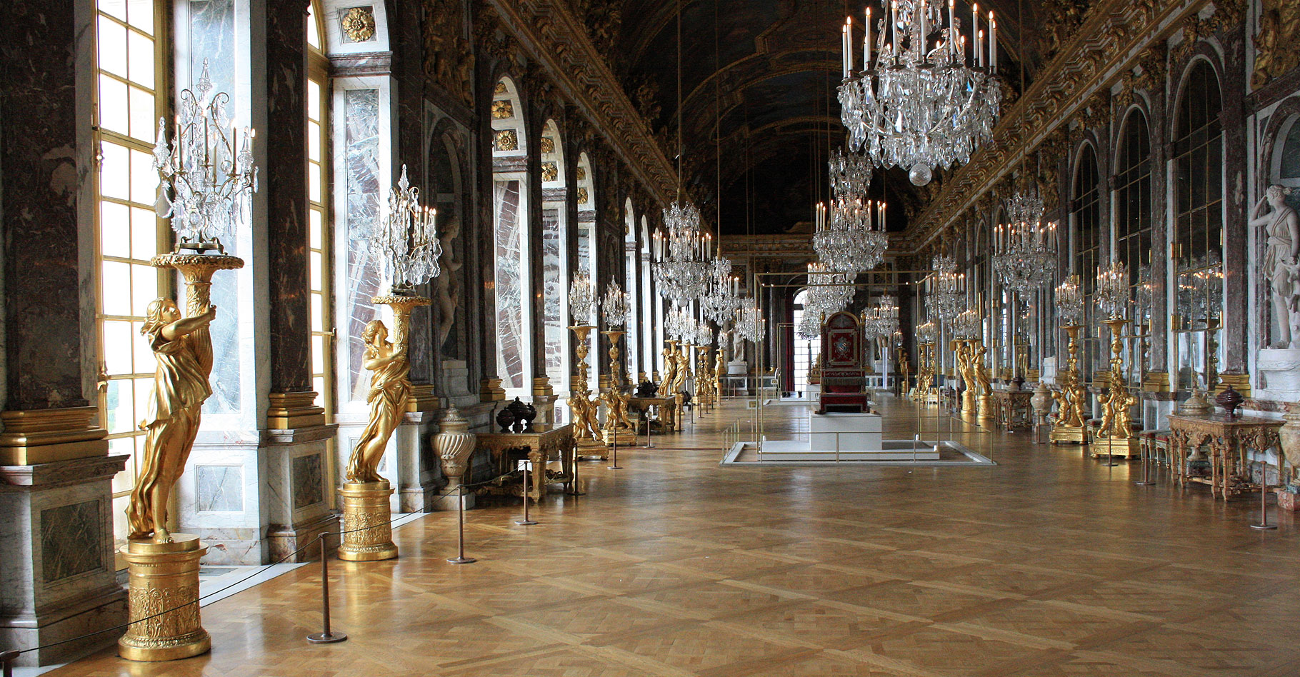 Étain et miroirs : la galerie des Glaces du château de Versailles