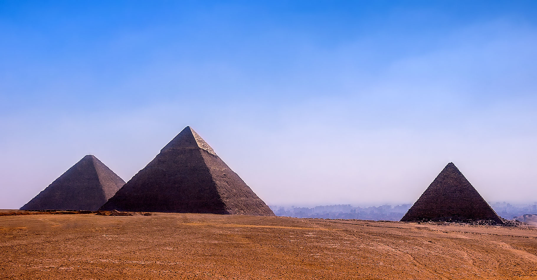 La pyramide de Khéops défie la science ! Sur cette photo, la pyramide de Khéops est au centre. © Umberto De Peppo Cocco, CC by-nc 2.0