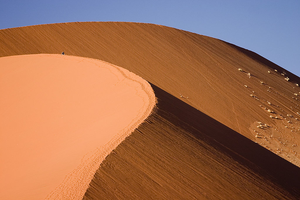 Au cours de son voyage de cent jours en Namibie, Claire König a croisé de nombreuses dunes comme celle-ci au sein de la région de Sossusvlei, dans le parc national de Namib-Naukluft. © Luca Galuzzi, Wikimedia Commons, cc by sa 2.5