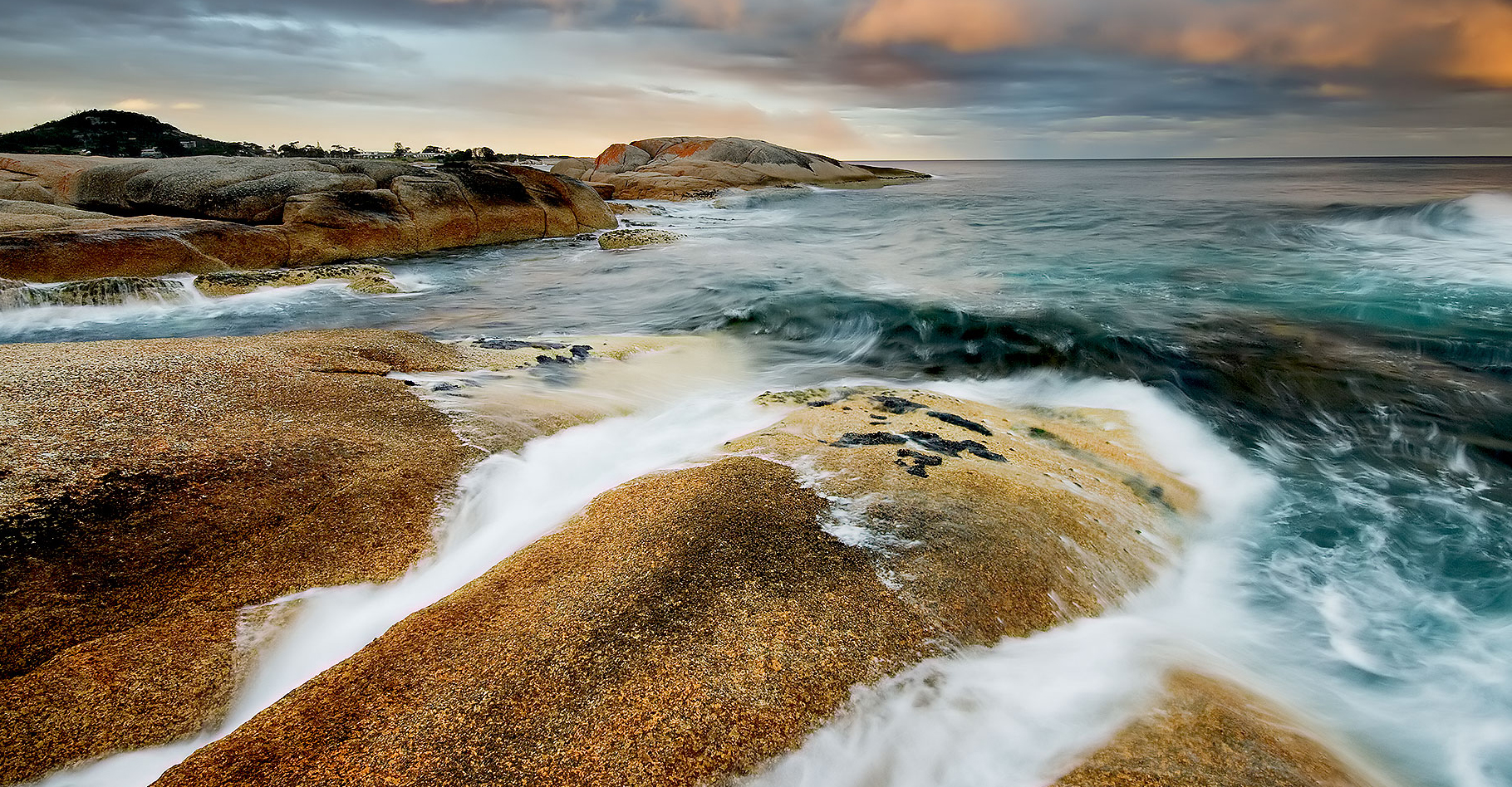 Rivage de Tasmanie - Australie. L’air et l’eau y modèlent le paysage. © JJ Harrison - CC BY-NC 3.0