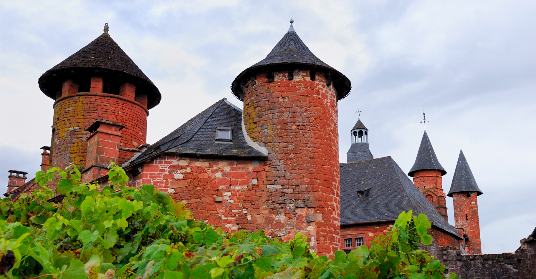 Faire du tourisme en Corrèze lors de vos prochaines vacances : pourquoi pas ? Ici, Collonges-la-Rouge, un des plus beaux villages de France. © Sylvain Crouzillat, CC by-nc 3.0