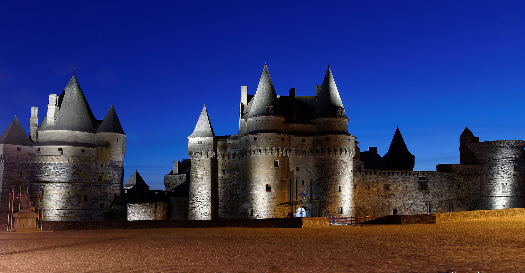 Vitré, son château fort et le château des Rochers-Sévigné