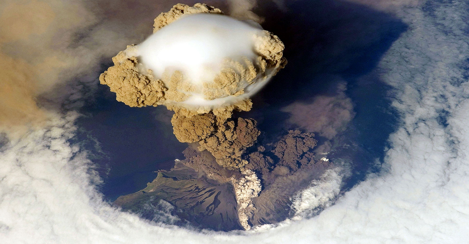 Panache volcanique du Sarytchev vu par satellite.&nbsp;© John - CC BY-SA 2.0