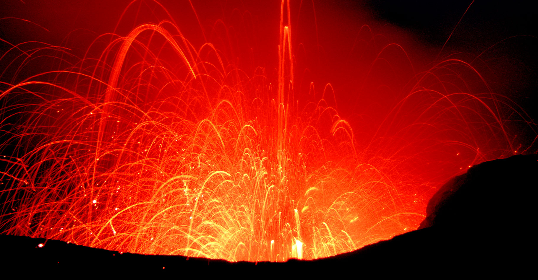 Explosion strombolienne dans le cratère du Yasur. © Rolfcosar - CC BY-SA 2.5