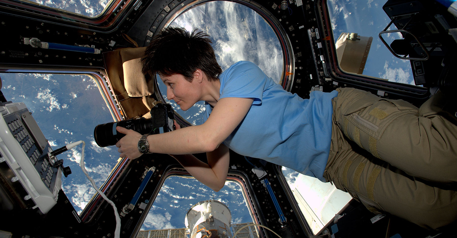 Samantha Cristoforetti prenant des images de la Terre depuis la station spatiale Cupola.&nbsp;© ESA/NASA
