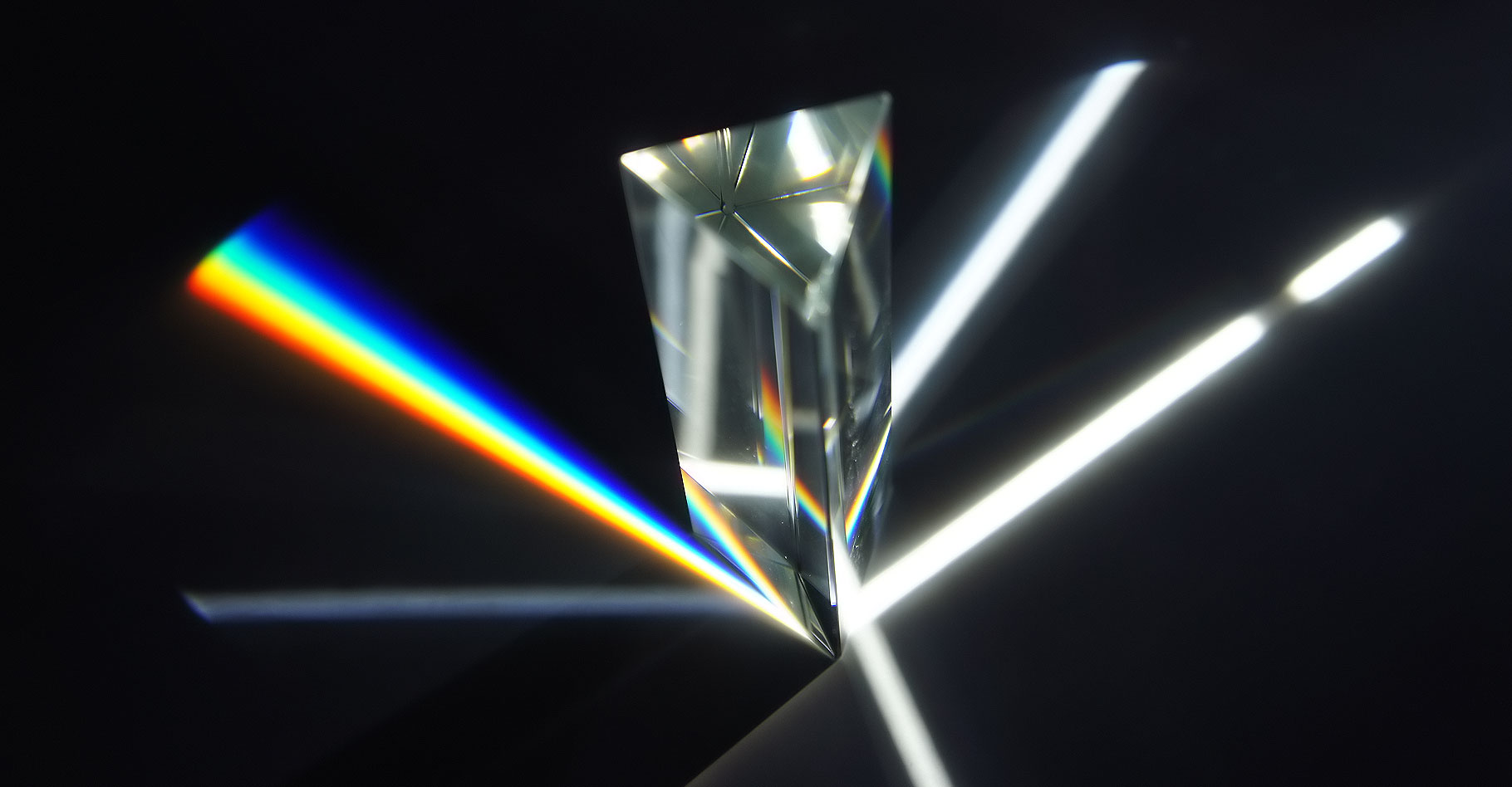 Première phase de l'expérience historique de Newton : la décomposition de la lumière par un prisme.&nbsp;© Kelvinsong -&nbsp;CC0 1.0
