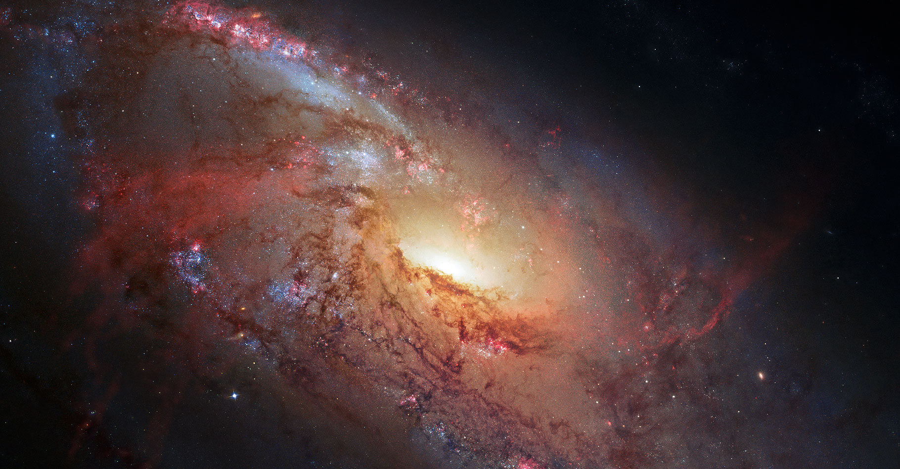 M106 possède un diamètre de 30.000 années-lumière environ. © Nasa, ESA, the Hubble Heritage Team (STScI/AURA), and R. Gendler (for the Hubble Heritage Team) J. GaBany, DP