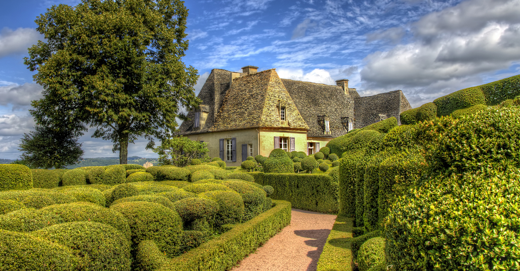 Marqueyssac : un château à l'intérieur du jardin avec bastion