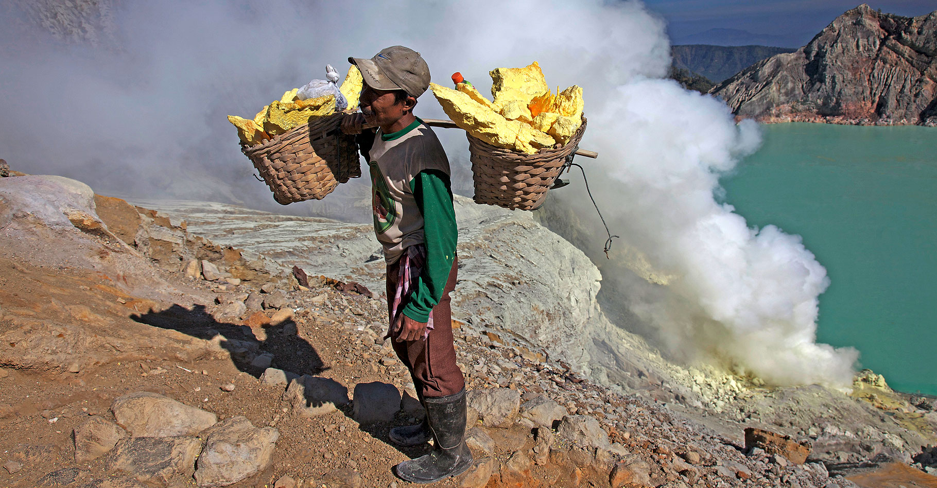 Indonésien remontant des blocs de soufre du volcan Kawah Ijen. © Jean-Marie Hullot, CC by-sa 2.0 