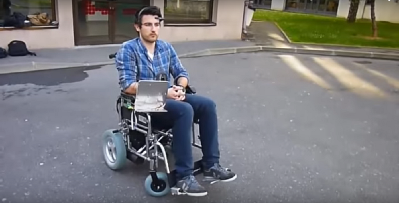 Le système Neuromoov permet de piloter son fauteuil roulant électrique grâce aux ondes cérébrales, avec un casque EEG. © Équipe Neuromoov, ESME Sudria, capture d'écran You Tube