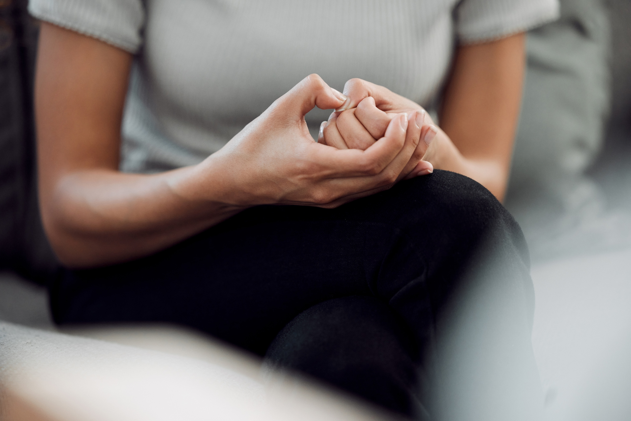 Une thérapie comportementale en ligne permettrait de soulager les douleurs chroniques plus efficacement que les traitements classiques. © Kay A/peopleimages.com, Adobe Stock