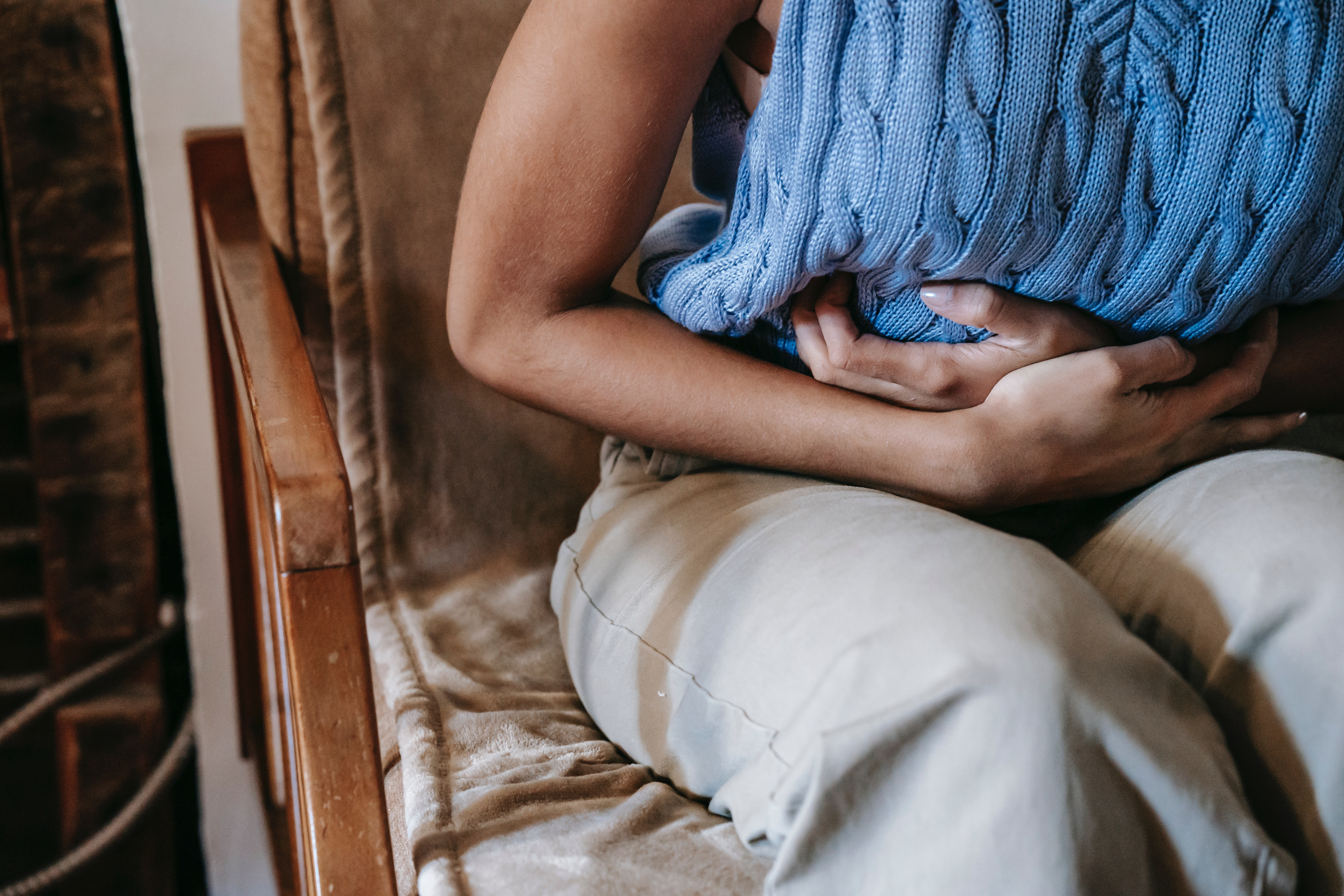 Douleurs abdominales, ballonnements : des symptômes rencontrés dans le syndrome du côlon irritable. © Sora Shimazaki, Pexels